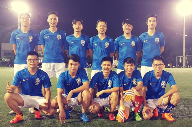 Rises football team posing on the field